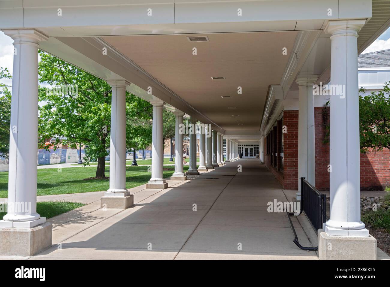 Hillsdale, Michigan - Un passaggio pedonale fuori dalla Mossey Library presso l'Hillsdale College, un istituto educativo cristiano conservatore. Foto Stock