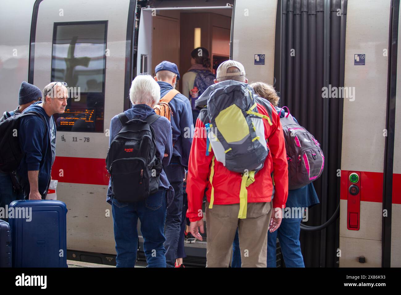 22 maggio 2024: I passeggeri salgono a bordo di un treno ICE alla stazione centrale di Mannheim (Germania) Foto Stock