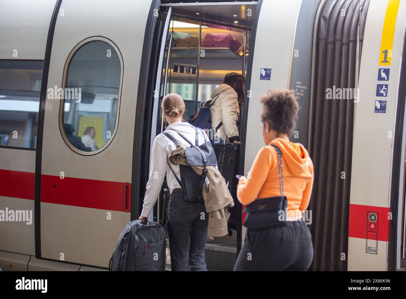22 maggio 2024: I passeggeri salgono a bordo di un treno ICE alla stazione centrale di Mannheim (Germania) Foto Stock