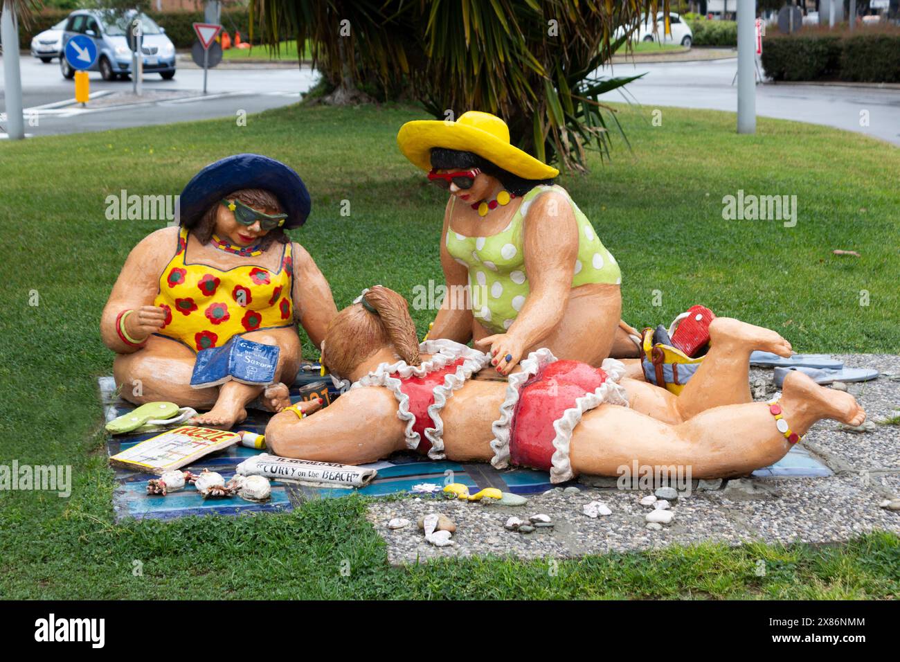 Savona, Liturgia, Italia. Curvato sulla spiaggia. Opera d'arte in ceramica "Curvy on the Beach" di un collettivo di sette artisti femminili al fine di raccogliere premi Foto Stock