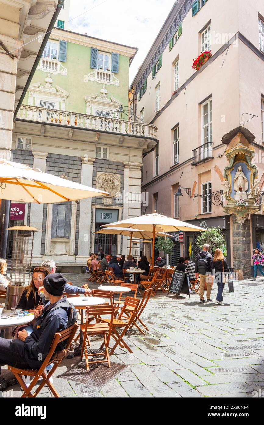Savona, Liturgia, Italia. Vita da caffè. Tipica scena di strada. Foto Stock