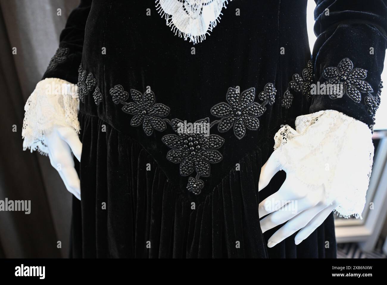 Un abito da sera in velluto nero di Catherine Walker indossato dalla principessa Diana in mostra durante un'anteprima di "PRINCESS DIANA'S ELEGANCE & A ROYAL COLLECTION" pr Foto Stock