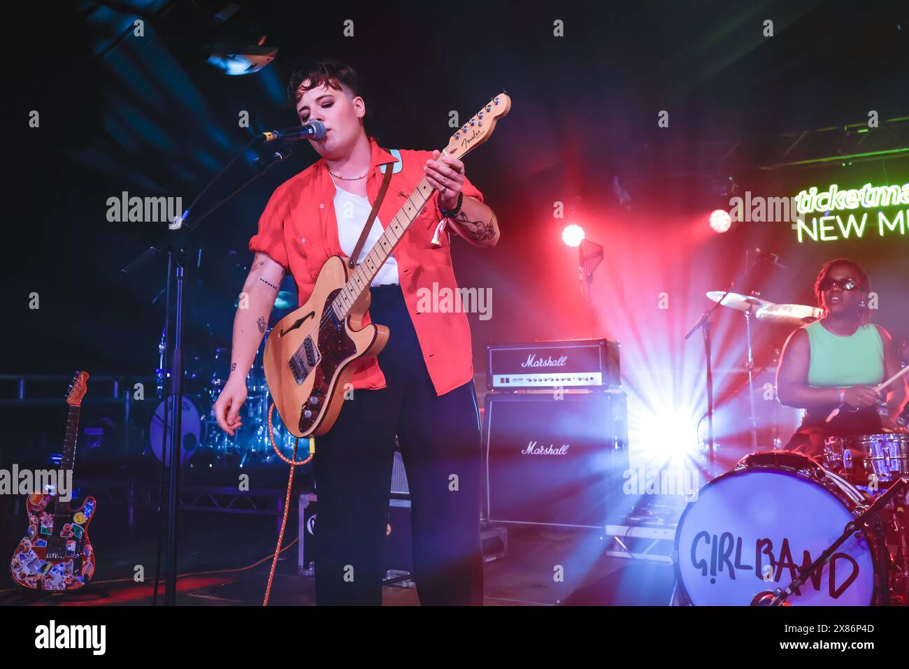 TGE Deep End Stage, Brighton, City of Brighton & Hove, East Sussex, Regno Unito. Girlband! Al Deep End Stage, TGE Beach, Brighton al Great Escape Festival 2024. Nonostante un boicottaggio dell'evento da parte di un gran numero di artisti attraverso i collegamenti tra TGE e Barclays (che sono coinvolti nel commercio di armi con Israele). 17 maggio 2024. David Smith/Alamy News Foto Stock