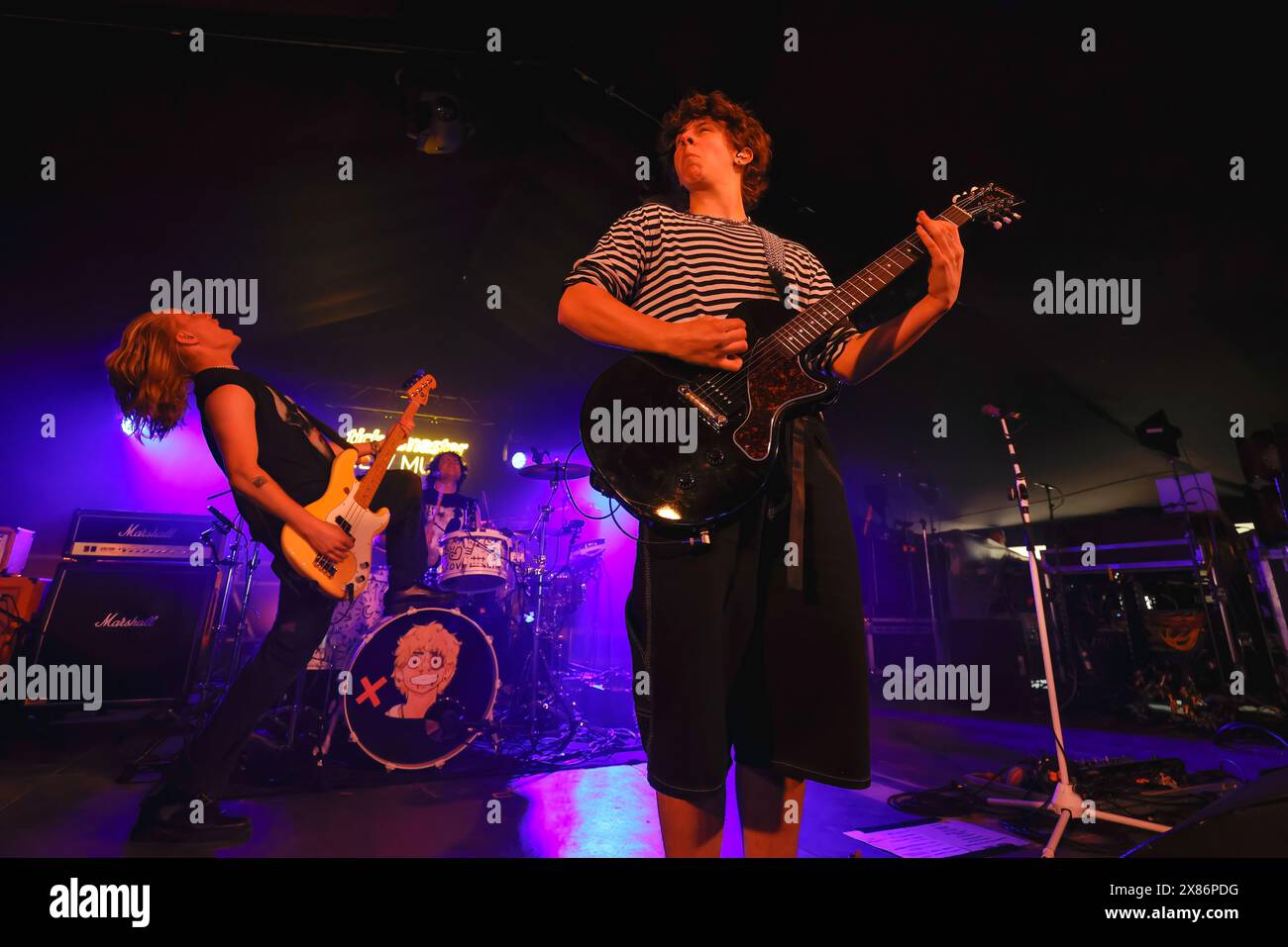 TGE Deep End Stage, Brighton, City of Brighton & Hove, East Sussex, Regno Unito. Noahfinnce, alias Noah Adams al Deep End Stage, TGE Beach, Brighton al Great Escape Festival 2024. Nonostante un boicottaggio dell'evento da parte di un gran numero di artisti attraverso i collegamenti tra TGE e Barclays (che sono coinvolti nel commercio di armi con Israele). 17 maggio 2024. David Smith/Alamy News Foto Stock