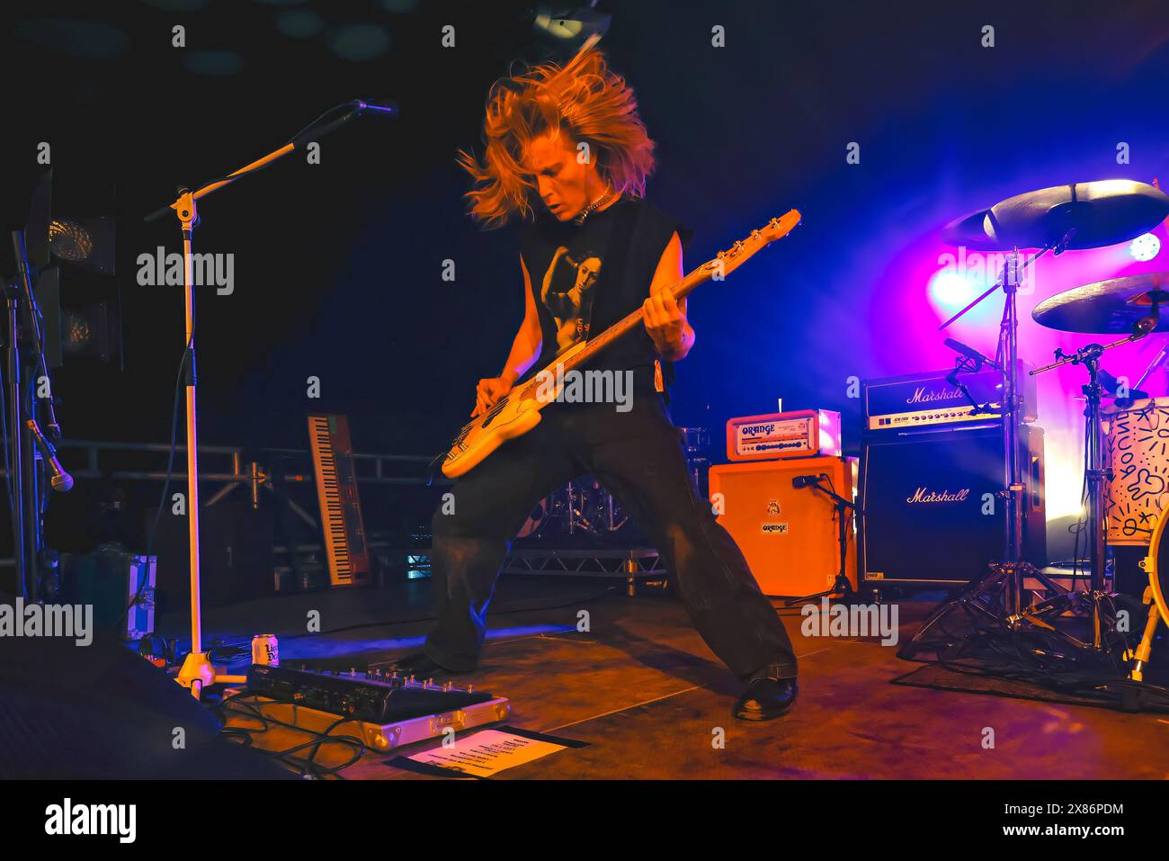 TGE Deep End Stage, Brighton, City of Brighton & Hove, East Sussex, Regno Unito. Noahfinnce, alias Noah Adams al Deep End Stage, TGE Beach, Brighton al Great Escape Festival 2024. Nonostante un boicottaggio dell'evento da parte di un gran numero di artisti attraverso i collegamenti tra TGE e Barclays (che sono coinvolti nel commercio di armi con Israele). 17 maggio 2024. David Smith/Alamy News Foto Stock