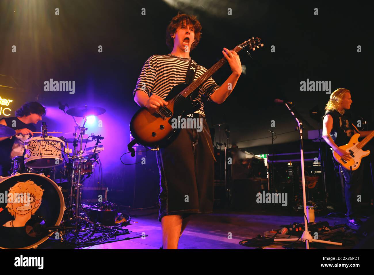 TGE Deep End Stage, Brighton, City of Brighton & Hove, East Sussex, Regno Unito. Noahfinnce, alias Noah Adams al Deep End Stage, TGE Beach, Brighton al Great Escape Festival 2024. Nonostante un boicottaggio dell'evento da parte di un gran numero di artisti attraverso i collegamenti tra TGE e Barclays (che sono coinvolti nel commercio di armi con Israele). 17 maggio 2024. David Smith/Alamy News Foto Stock