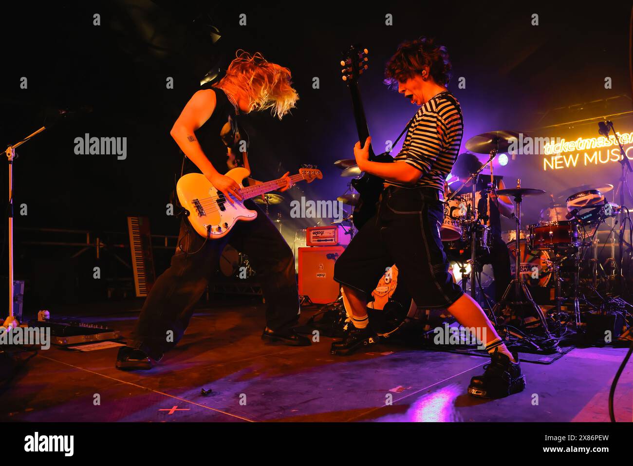 TGE Deep End Stage, Brighton, City of Brighton & Hove, East Sussex, Regno Unito. Noahfinnce, alias Noah Adams al Deep End Stage, TGE Beach, Brighton al Great Escape Festival 2024. Nonostante un boicottaggio dell'evento da parte di un gran numero di artisti attraverso i collegamenti tra TGE e Barclays (che sono coinvolti nel commercio di armi con Israele). 17 maggio 2024. David Smith/Alamy News Foto Stock