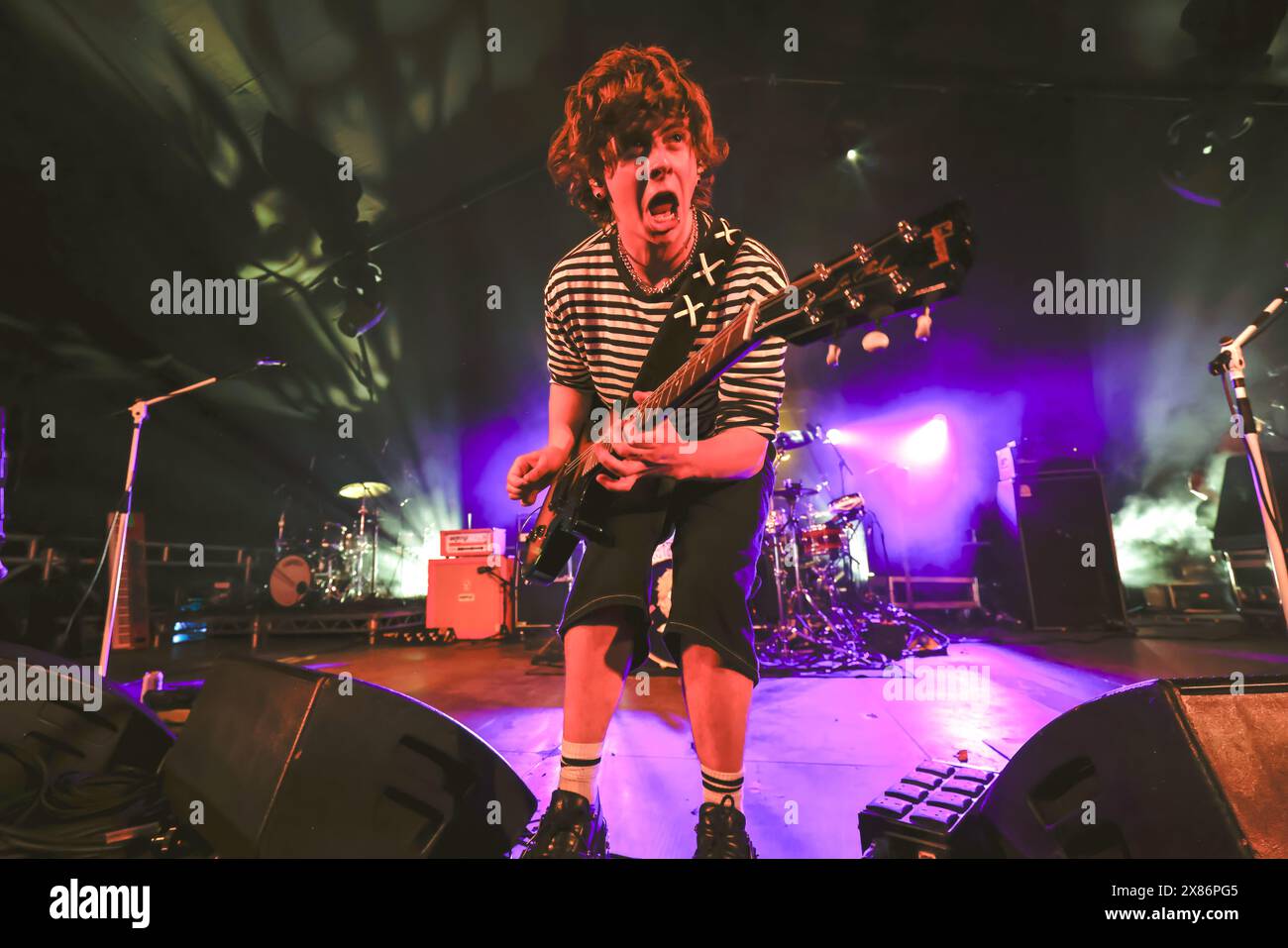 TGE Deep End Stage, Brighton, City of Brighton & Hove, East Sussex, Regno Unito. Noahfinnce, alias Noah Adams al Deep End Stage, TGE Beach, Brighton al Great Escape Festival 2024. Nonostante un boicottaggio dell'evento da parte di un gran numero di artisti attraverso i collegamenti tra TGE e Barclays (che sono coinvolti nel commercio di armi con Israele). 17 maggio 2024. David Smith/Alamy News Foto Stock