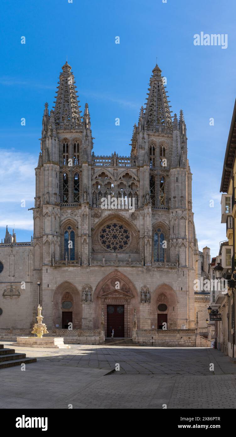 Burgos, Spagna - 14 aprile 2024: Vista verticale della cattedrale gotica di Santa Maria nel centro di Burgos Foto Stock