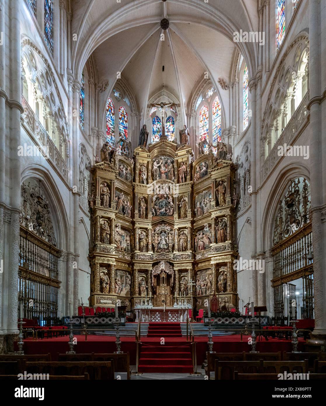 Burgos, Spagna - 14 aprile 2024: Veduta dell'altare maggiore dell'altare maggiore della Cattedrale di Burgos Foto Stock