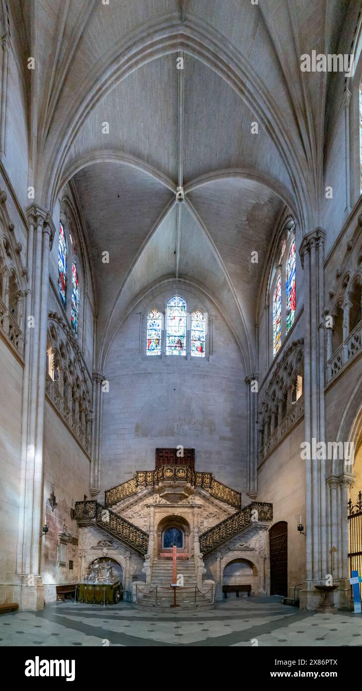 Burgos, Spagna - 14 aprile 2024: Vista panoramica verticale delle scale dorate nella storica cattedrale di Burgos Foto Stock