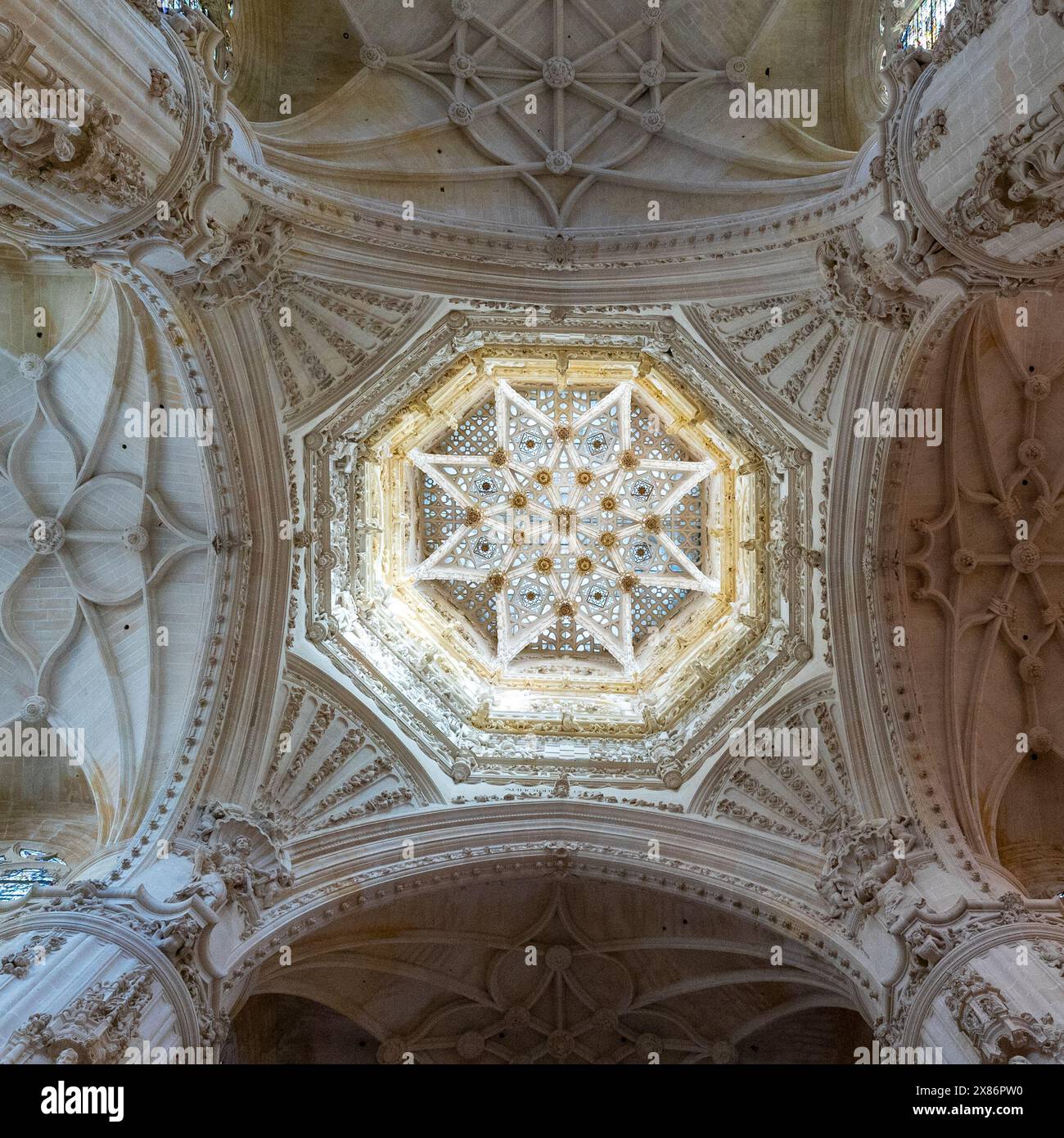 Burgos, Spagna - 14 aprile 2024: Veduta del soffitto ornato e della cupola della Cappella Conestabile nella storica Cattedrale di Burgos Foto Stock