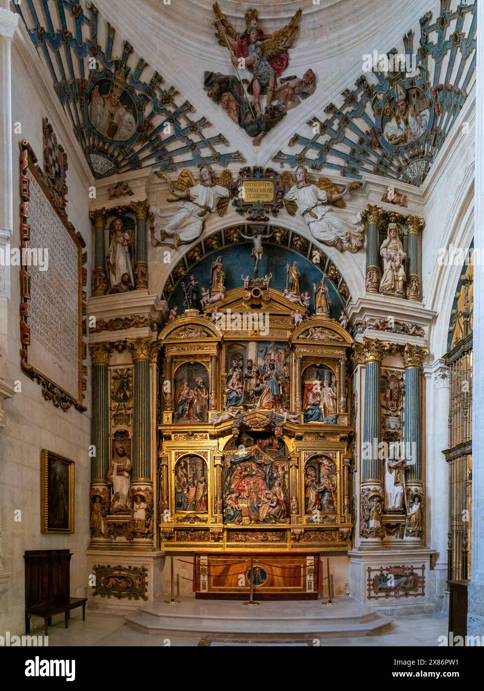 Burgos, Spagna - 14 aprile 2024: Veduta della pala d'altare della Cappella della Natività Foto Stock
