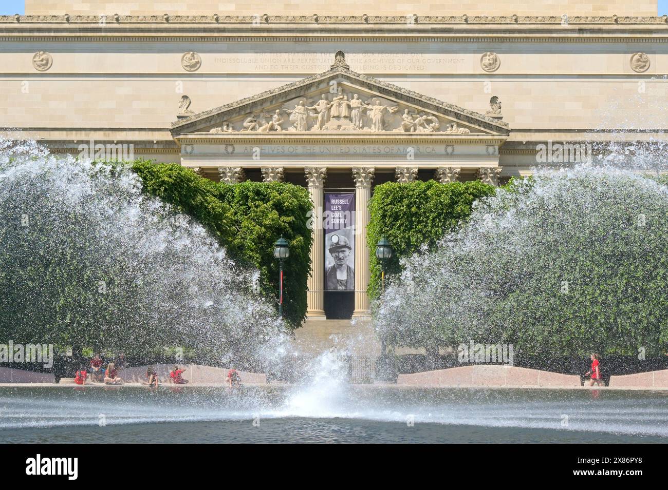 Washington DC, USA - 2 maggio 2024: National Archives of the United States of America building behind the water feature in the Sculpture Garden Foto Stock