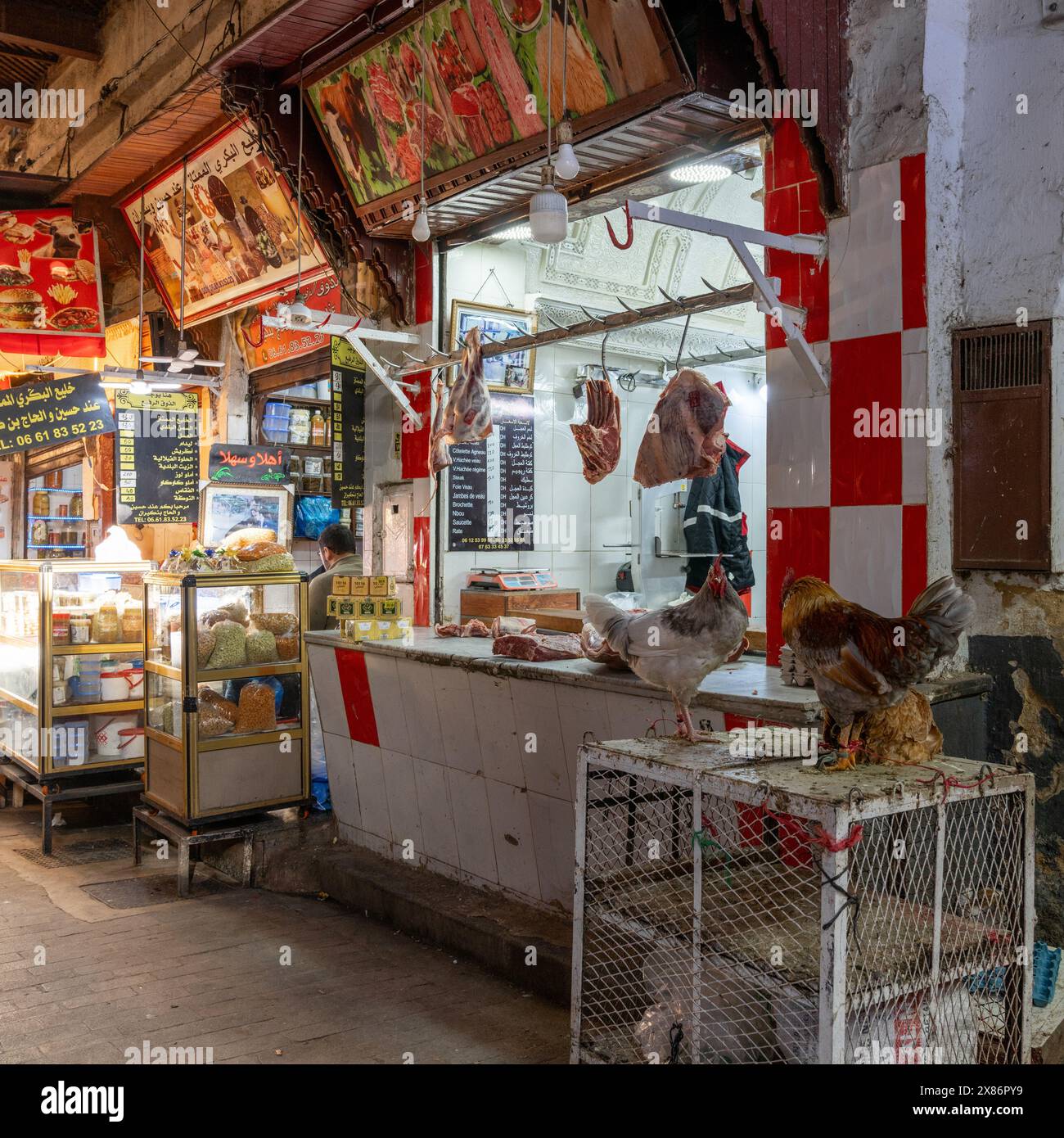 Fez, Marocco - 4 marzo 2024: Vista dettagliata di una macelleria nel mercato nel quartiere medina di Fez Foto Stock