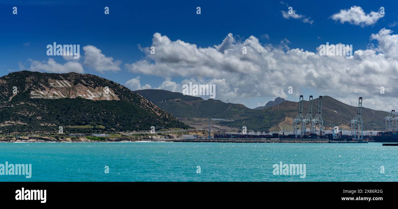 Tangeri, Marocco - 1° aprile 2024: Vista della costa settentrionale del Marocco e del complesso portuale di Tangeri Med Foto Stock