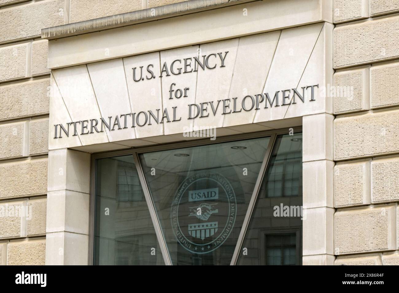 Washington DC, USA - 3 maggio 2024: Cartello sopra l'ingresso del Ronald Reagan Building e dell'International Trade Center Foto Stock