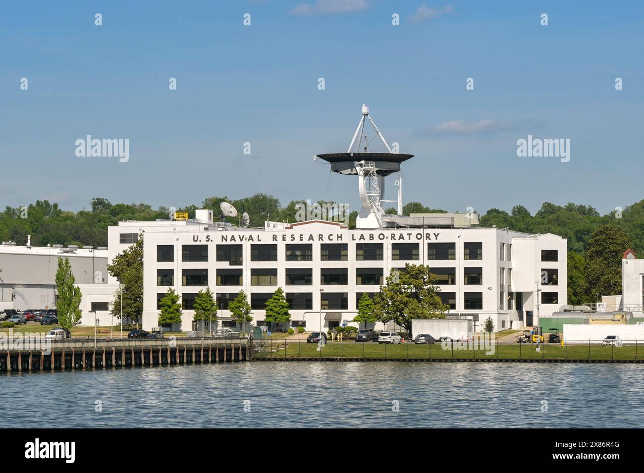 Washington DC, USA - 1 maggio 2024: Vista esterna del laboratorio di ricerca navale degli Stati Uniti sulle rive del fiume Potomac a Washington DC Foto Stock