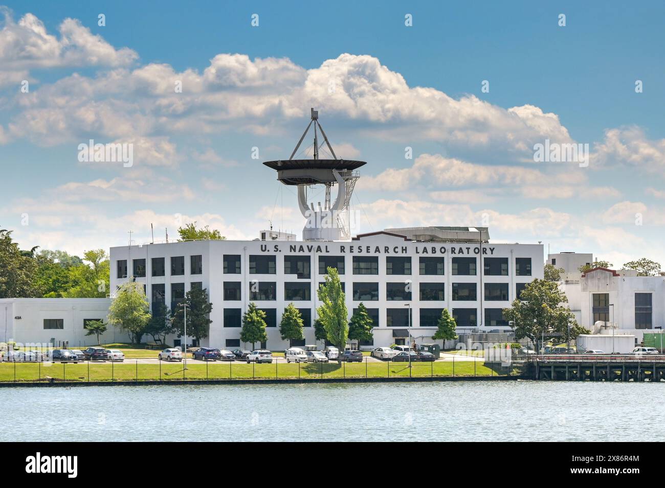 Washington DC, USA - 1 maggio 2024: Vista esterna del laboratorio di ricerca navale degli Stati Uniti sulle rive del fiume Potomac a Washington DC Foto Stock