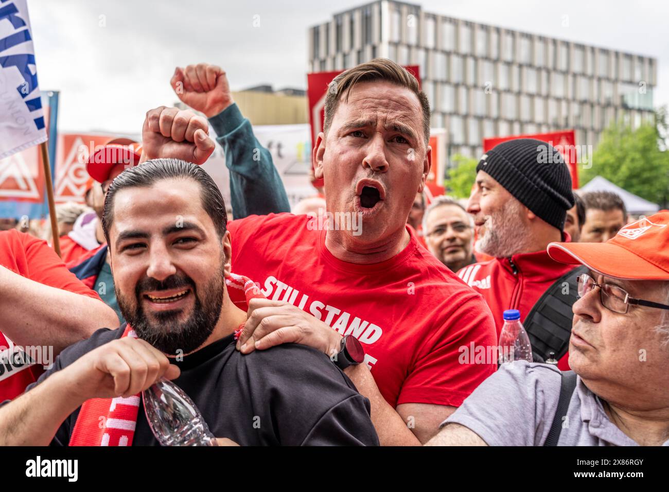 Dimostrazione da parte di molte migliaia di lavoratori siderurgici davanti alla sede centrale della ThyssenKrupp di Essen, contro massicci tagli di posti di lavoro, a seguito della partecipazione Foto Stock