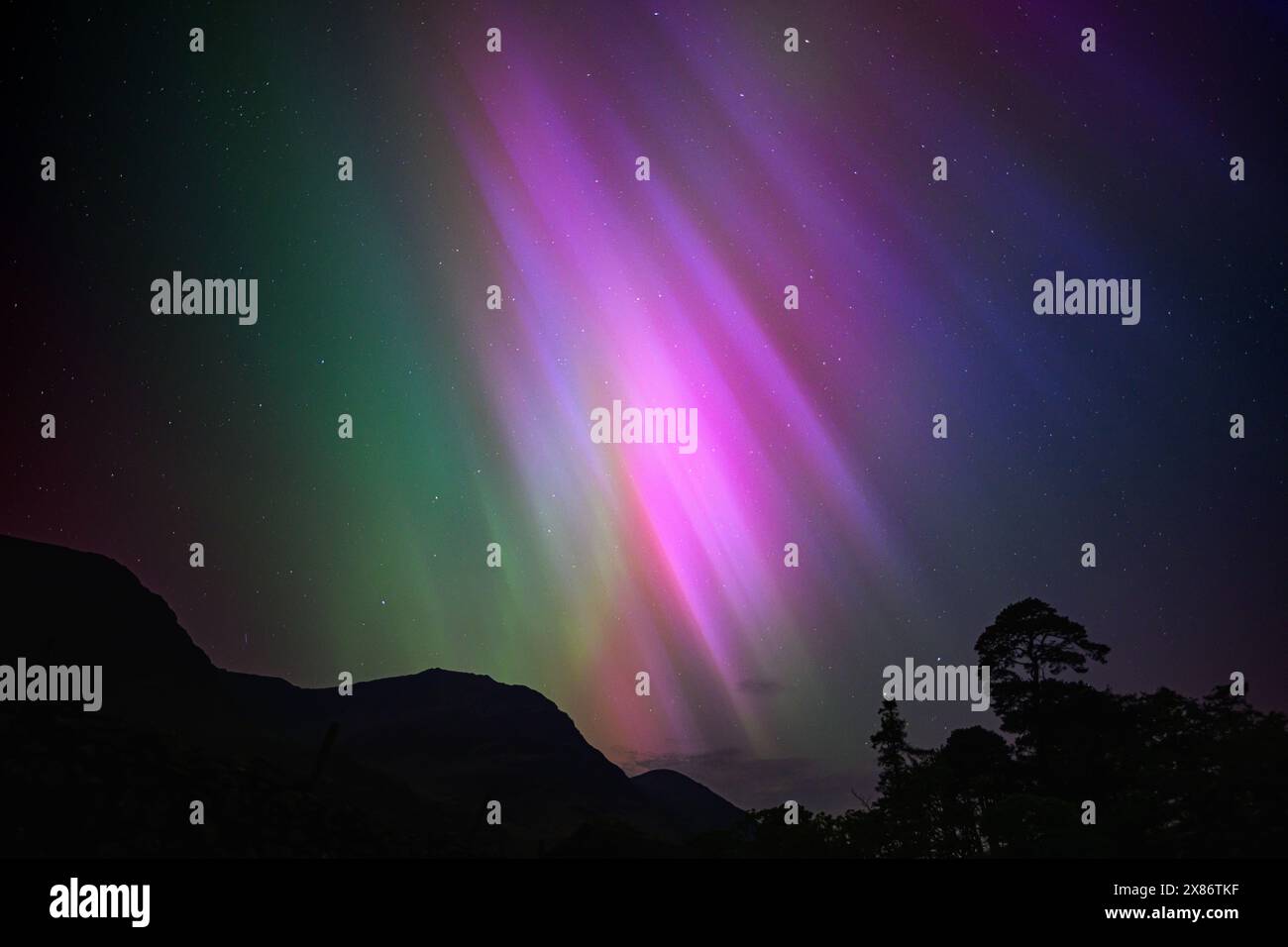 Aurora Boreale su Buttermere, Lake District, Regno Unito Foto Stock