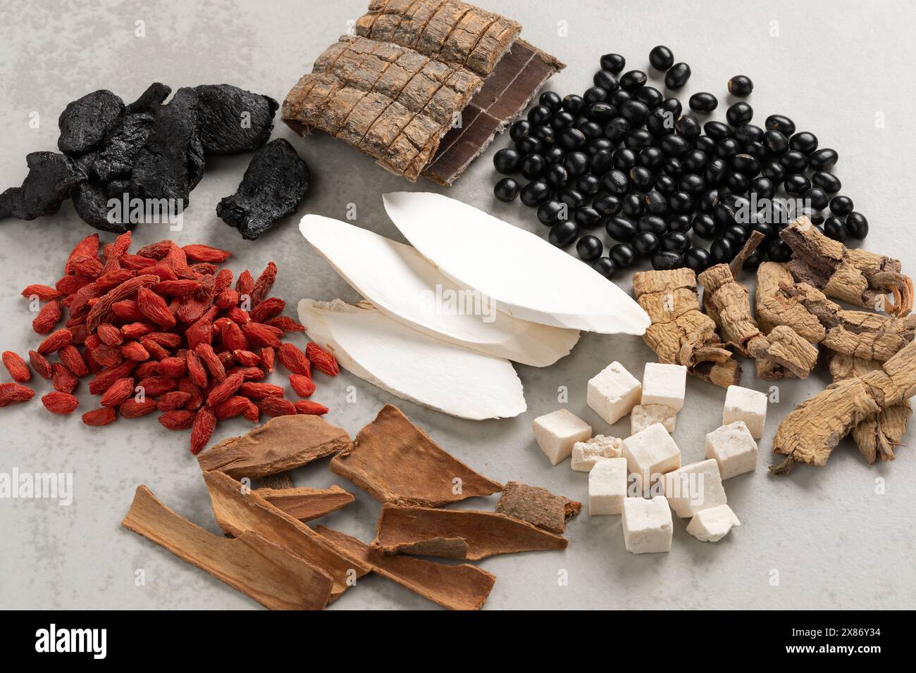 Gruppo di erbe cinesi essiccate vicino per fare una zuppa sana o brodo e medicina cinese Foto Stock