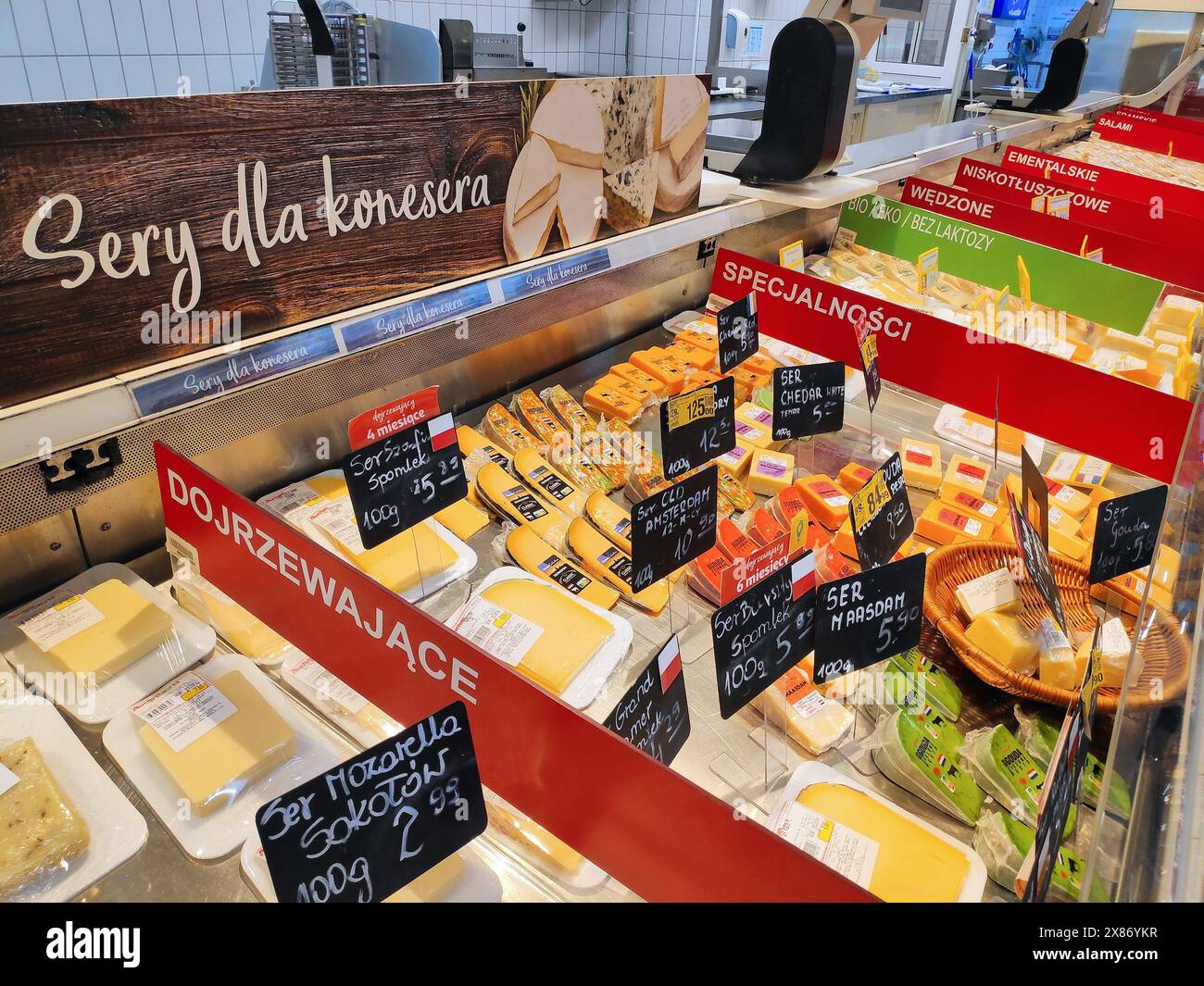 VARSAVIA, POLONIA - 7 OTTOBRE 2023: Selezione di formaggi in un supermercato di Varsavia, Polonia. Foto Stock