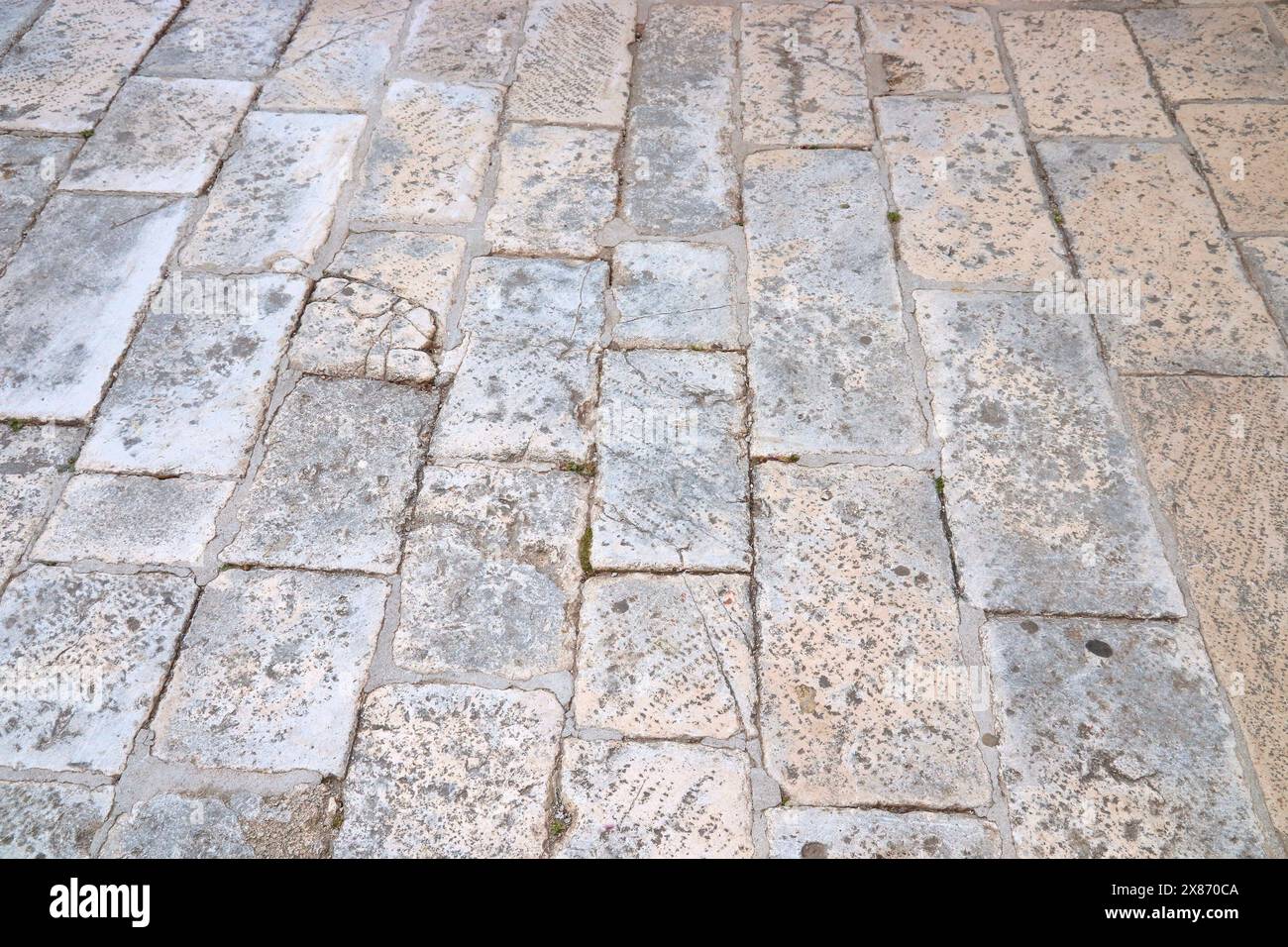 Omis pietra calcarea lucidata - strade lastricate in pietra della città vecchia in Croazia. Foto Stock