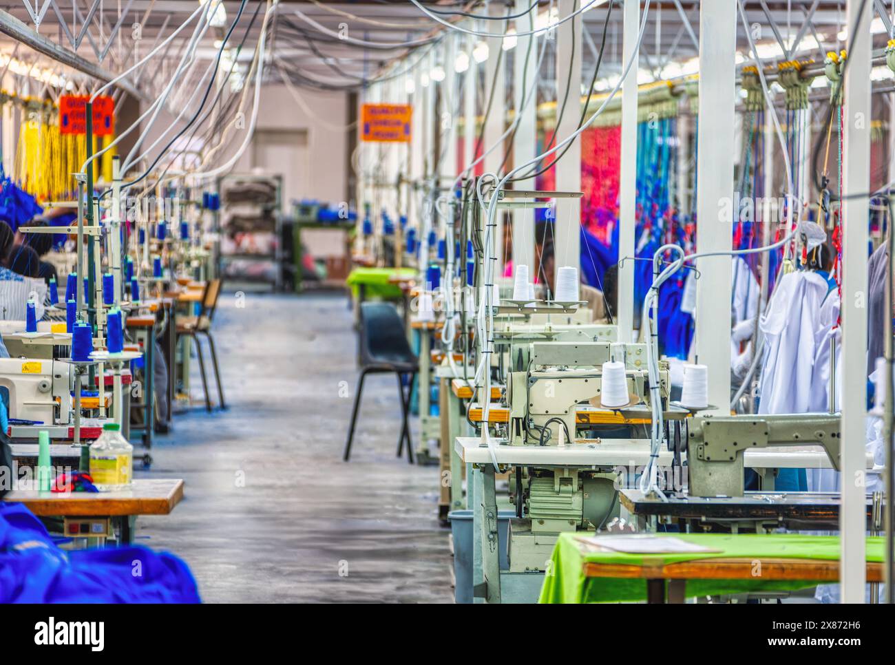 fabbrica tessile con macchine da cucire, sviluppi industriali economici africani e diversificazione nella produzione su larga scala Foto Stock