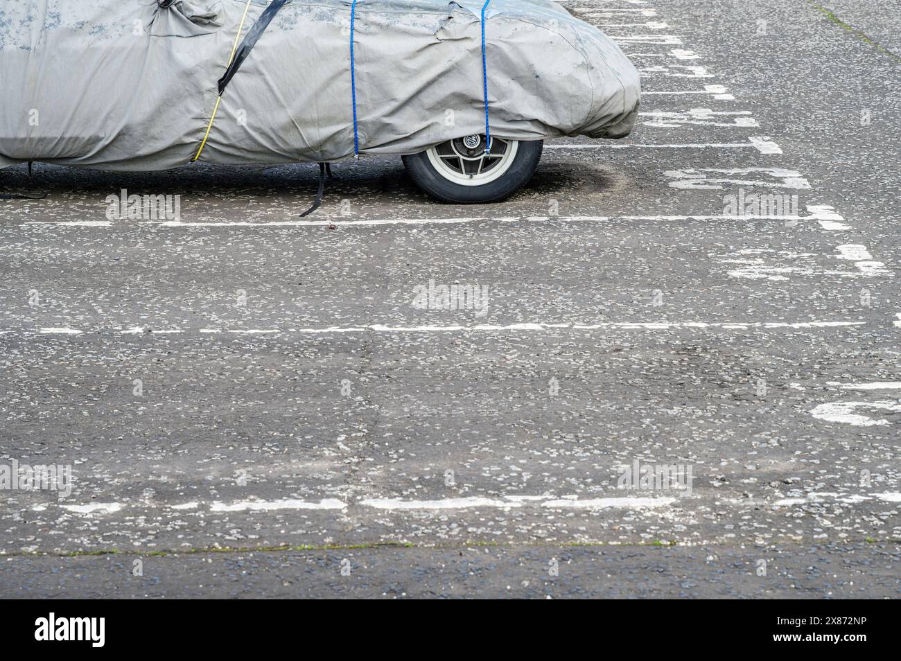 Un'auto MG riposta sotto copertura Foto Stock