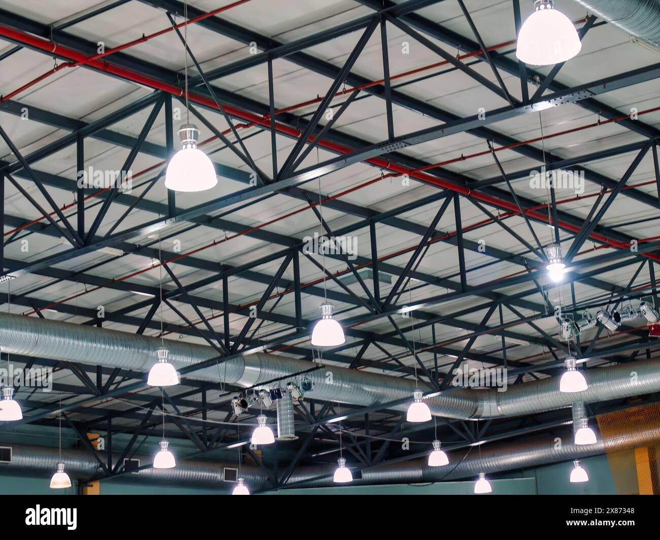 soffitto industriale con luci e travi metalliche in un locale Foto Stock