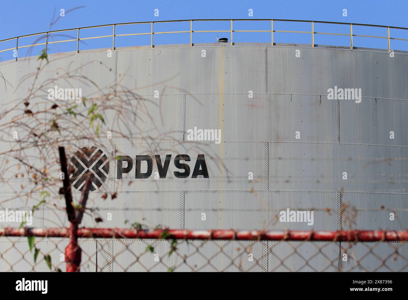 Cabimas, Venezuela. 29-01-2019. Un serbatoio dell'olio è visibile nel campo grezzo del PDVSA. Foto di: José Isaac Bula Urrutia Foto Stock