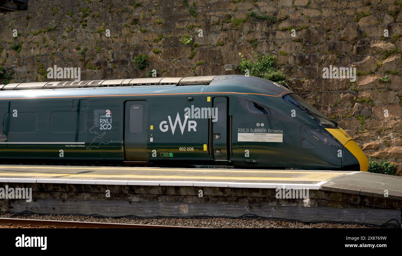 Inter City Express 802008 alla stazione ferroviaria di Penzance oggi indossa la nuova livrea RNLI per il 200° anniversario Foto Stock