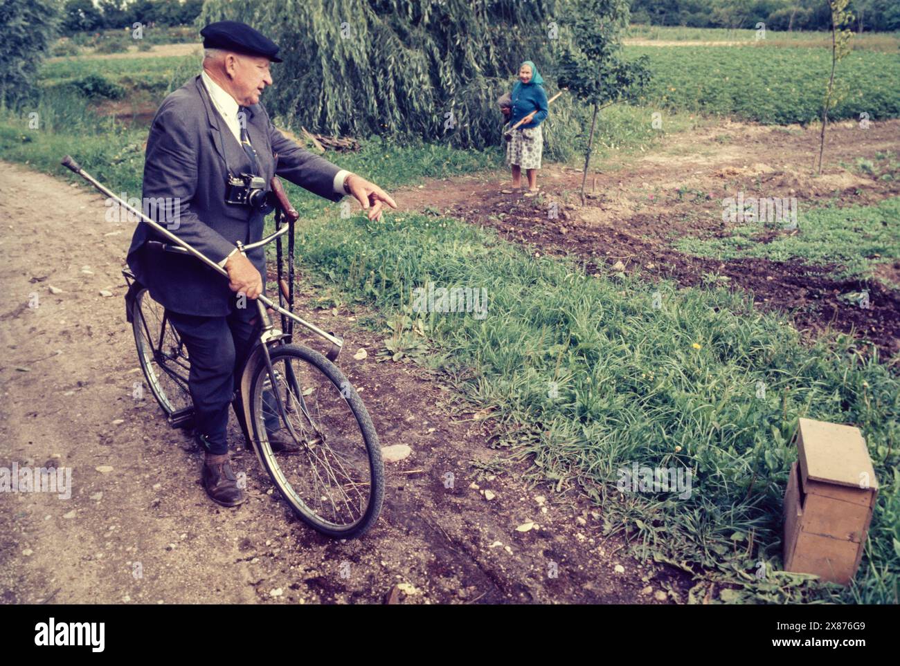 Peteris Upitis, selezionista e orticoltore, a Dobele, Lettonia, agosto 1973 dirige l'aiutante agricolo Krumins dove vorrebbe la sua panchina. Foto Stock