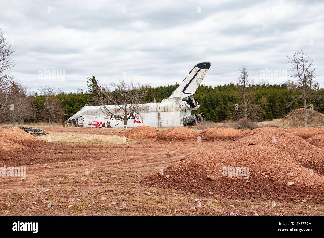Navetta spaziale del Dilapidated Adventure Park replica Columbia parcheggiata in un campo a Cavendish, Prince Edward Island, Canada Foto Stock