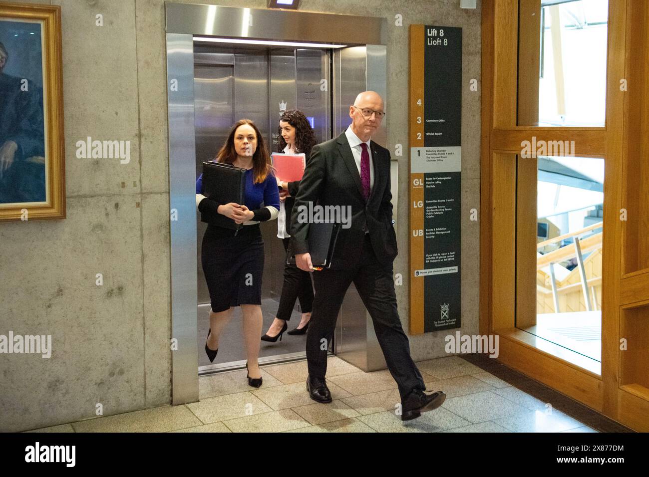 Edimburgo, Regno Unito. 23 maggio 2024. NELLA FOTO: (L-R) Kate Forbes MSP, primo ministro scozzese, John Swinney MSP, primo ministro di Scozia e leader del Partito Nazionale scozzese (SNP). Scene della sessione settimanale delle domande dei primi ministri (QFP) all'interno del corridoio e della camera di discussione del Parlamento scozzese a Holyrood a Edimburgo. Crediti: Colin D Fisher crediti: Colin Fisher/Alamy Live News Foto Stock