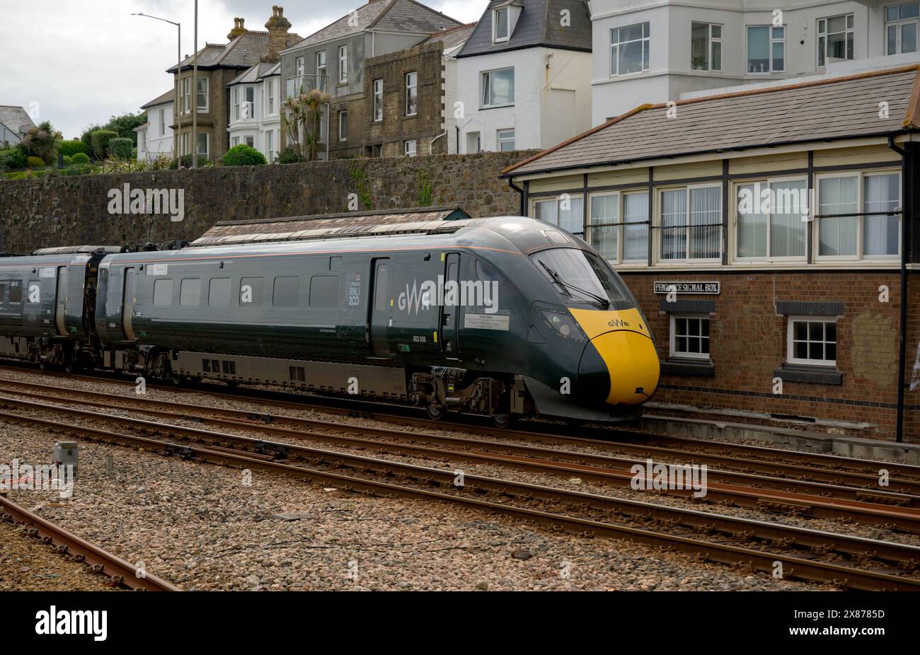 L'Inter City Express 802008 AT parte oggi dalla stazione ferroviaria di Penzance indossando la nuova livrea RNLI per il 200° anniversario Foto Stock