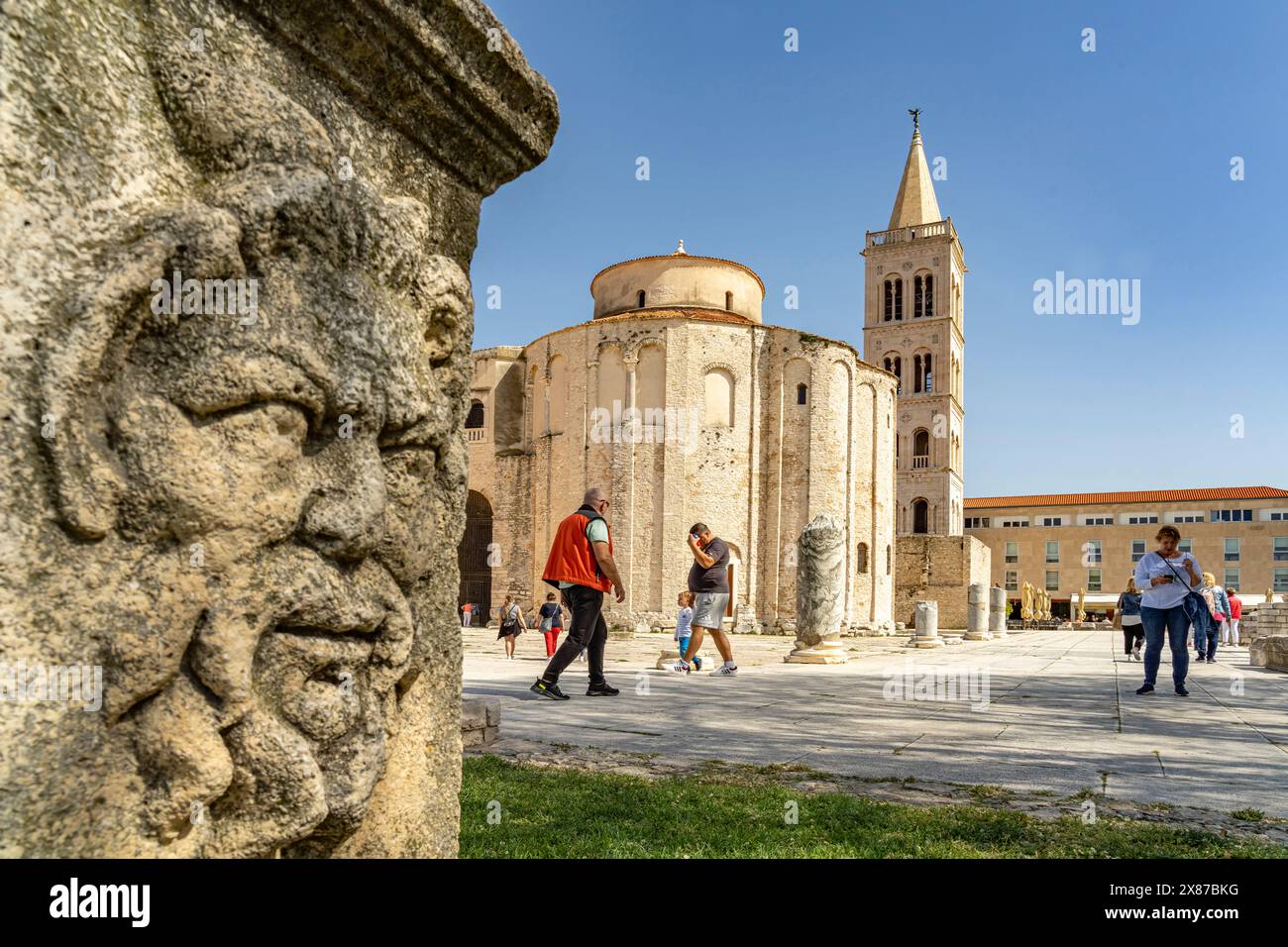 Die Kirche Sankt Donatus, Reste des römischen Forum und der Glockenturm der Kathedrale von Zadar, Kroatien, Europa Foto Stock