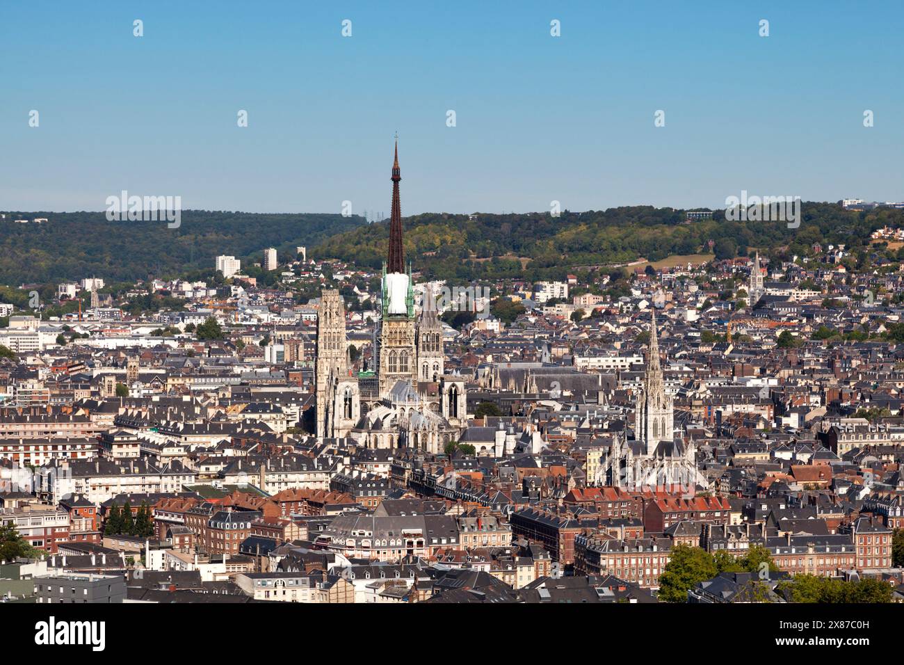 Vista aerea della cattedrale di Rouen (francese: Cathédrale primatiale Notre-Dame de l'Assomption de Rouen) e della chiesa di Saint-Maclou (francese: Église Cat Foto Stock