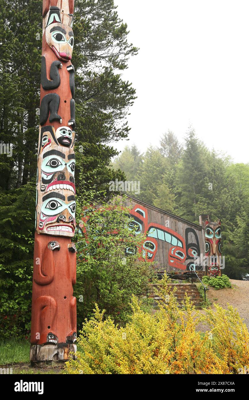 Tlingit Totem Pole, Saxman Village, Ketchikan, Revillagigedo Island, Clarence Strait, Alaska, Stati Uniti, Golfo dell'Alaska, Nord America Foto Stock