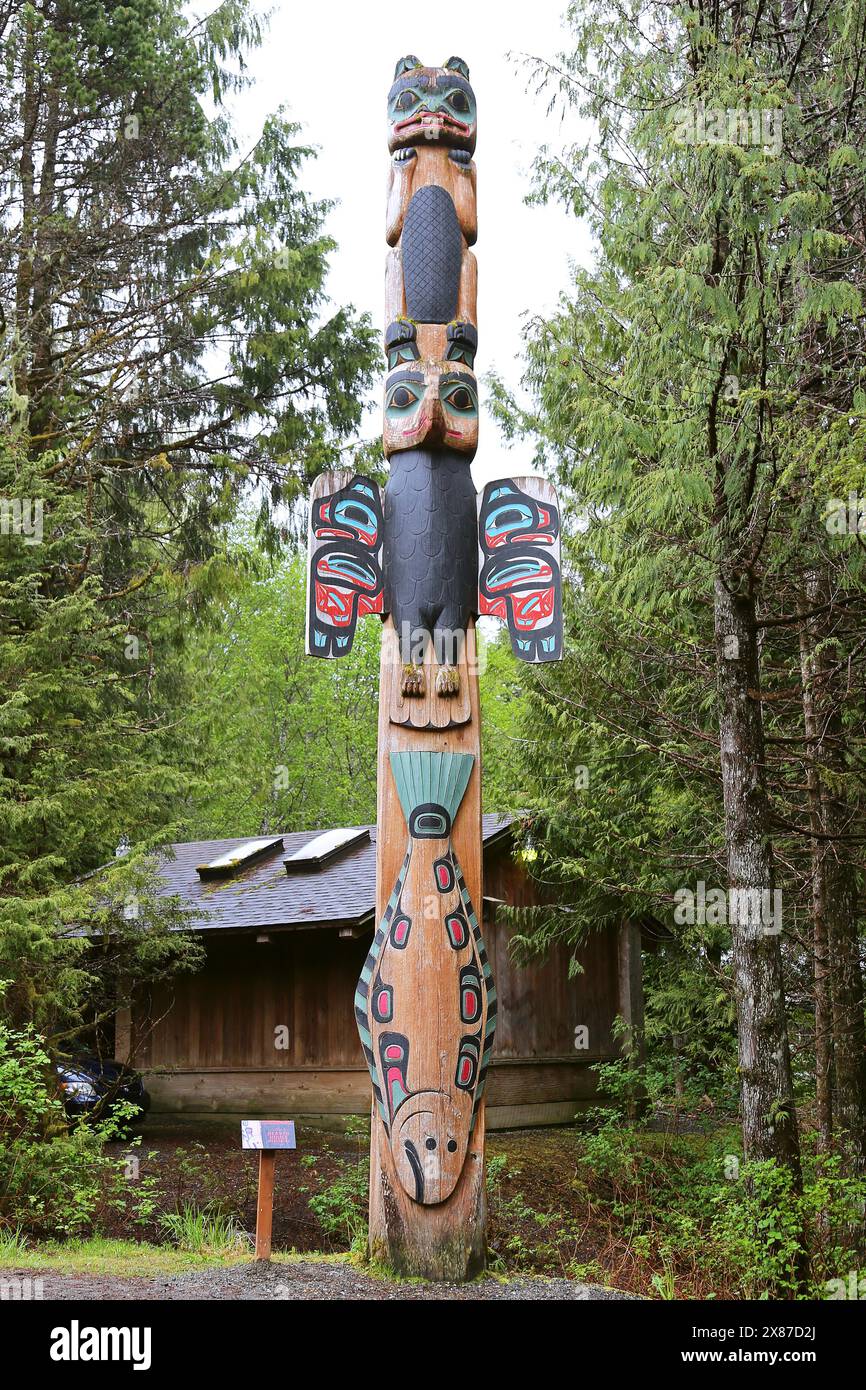 Beaver Clan House Memorial Pole, Saxman Village, Ketchikan, Revillagigedo Island, Clarence Strait, Alaska, Stati Uniti, Golfo dell'Alaska, Nord America Foto Stock