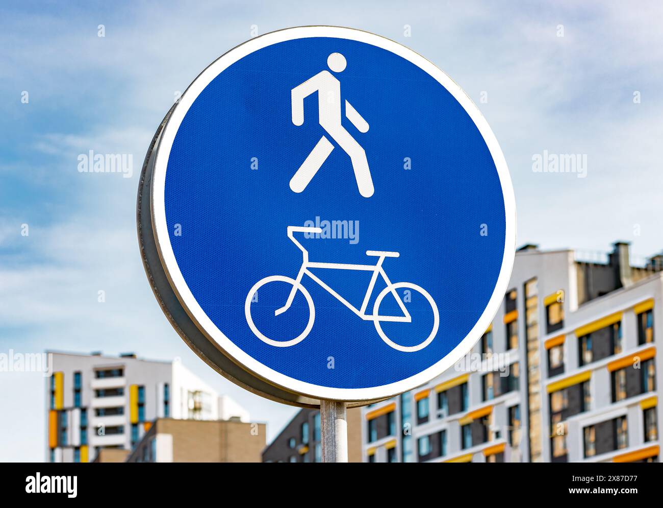 Segnaletica per bicicletta pedonale, ciclismo su strada. Corsia pedonale, traffico di sicurezza, strada con segnaletica per marciapiede. Simbolo vernice condivisa segnaletica cielo r Foto Stock