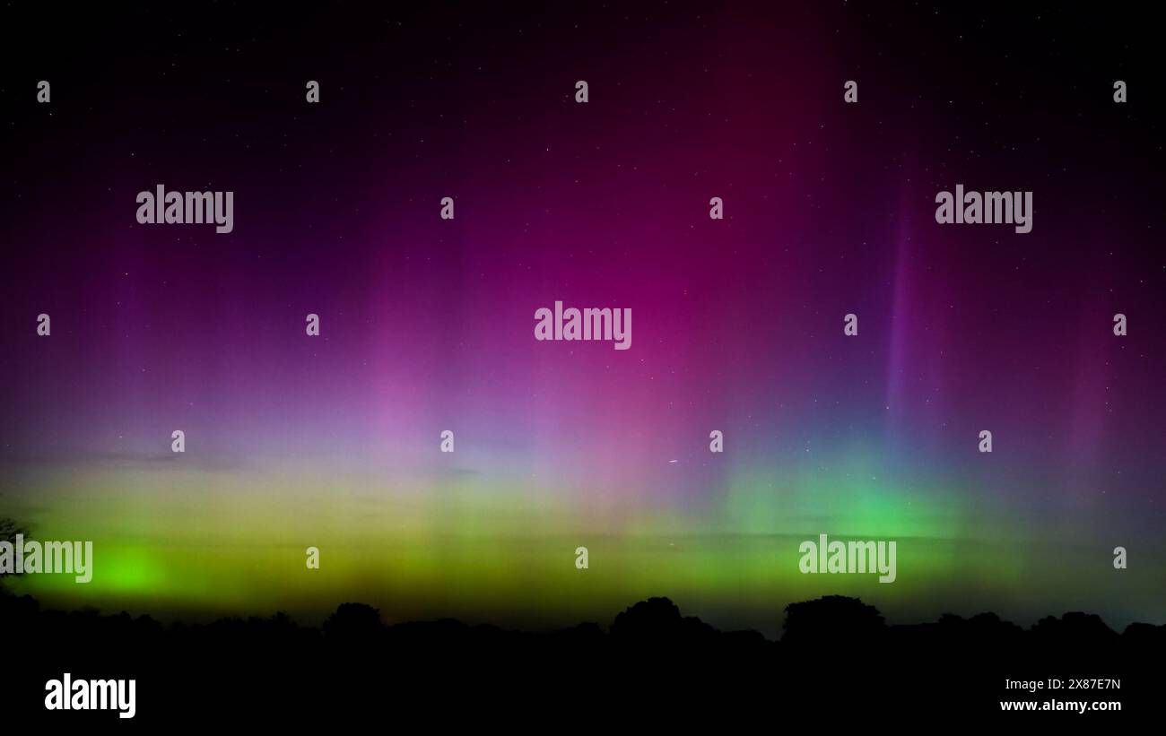 Colori brillanti dell'aurora boreale nel cielo notturno dopo una rara tempesta geomagnetica G5 ha causato il fenomeno in Oklahoma in un raro caso Foto Stock