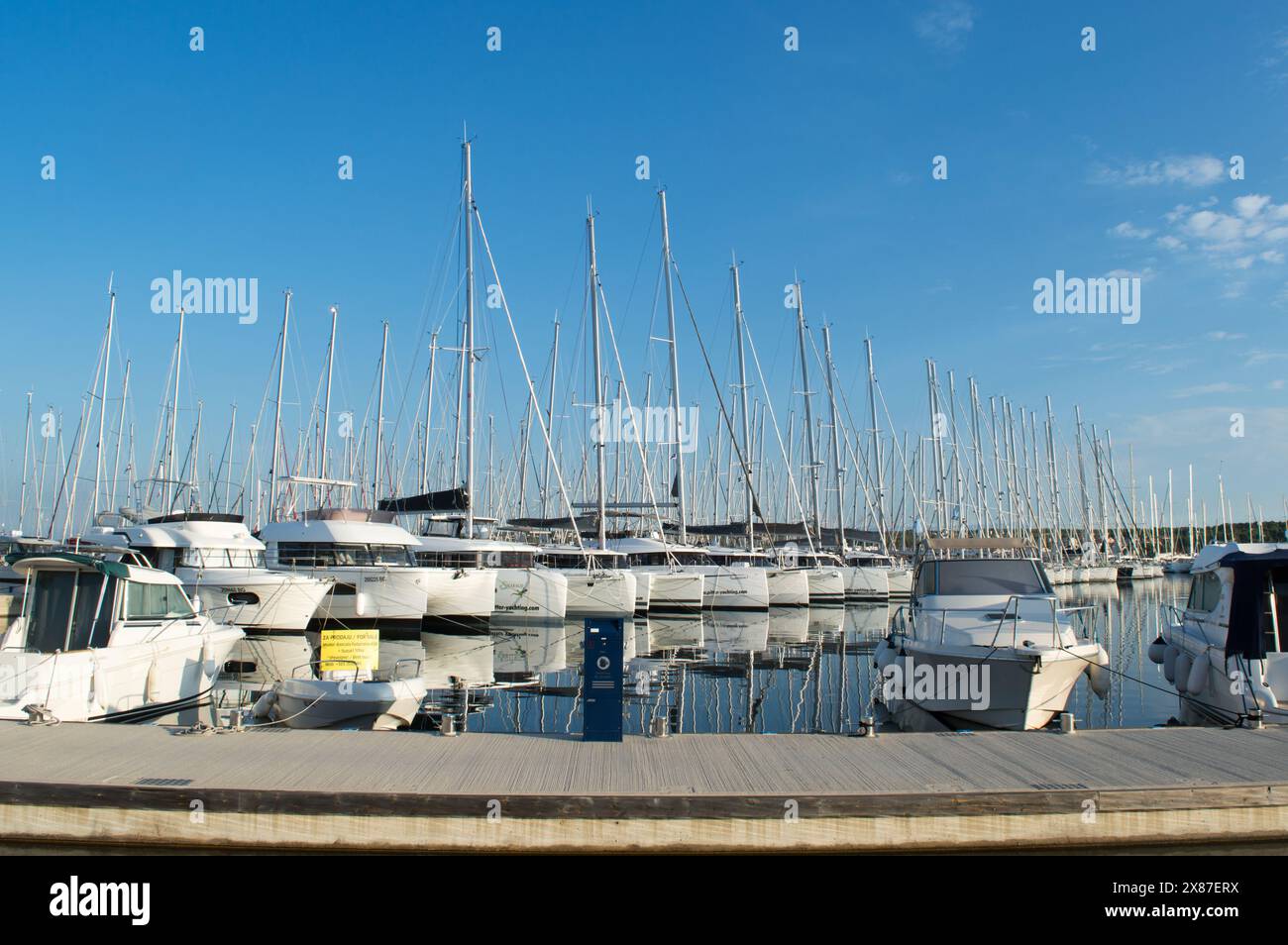 Biograd na Moru, Croazia - 10 ottobre 2020: Barche a vela di lusso nel porto turistico; turismo nautico; riflessione in mare Foto Stock