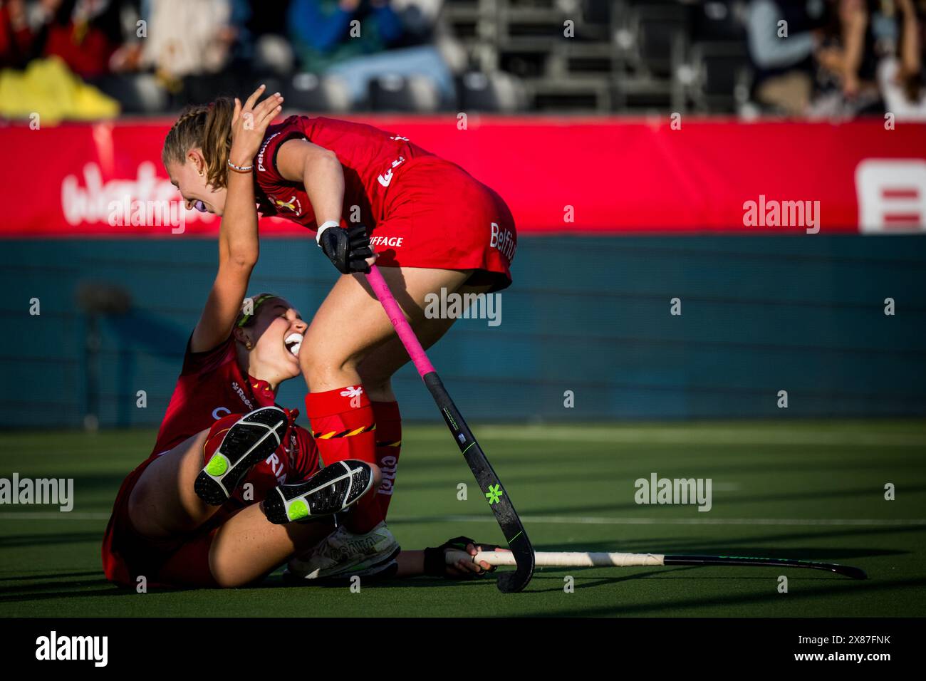 Anversa, Belgio. 23 maggio 2024. I giocatori belgi festeggiano dopo aver segnato durante una partita di hockey tra la nazionale belga delle Panthers rosse e l'India, partita 6/16 nella fase a gironi della FIH Pro League femminile 2024, giovedì 23 maggio 2024, ad Anversa. BELGA PHOTO JASPER JACOBS credito: Belga News Agency/Alamy Live News Foto Stock