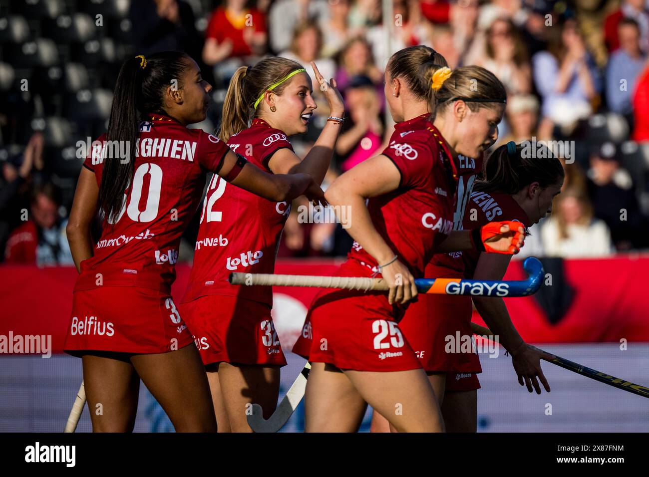 Anversa, Belgio. 23 maggio 2024. I giocatori belgi festeggiano dopo aver segnato durante una partita di hockey tra la nazionale belga delle Panthers rosse e l'India, partita 6/16 nella fase a gironi della FIH Pro League femminile 2024, giovedì 23 maggio 2024, ad Anversa. BELGA PHOTO JASPER JACOBS credito: Belga News Agency/Alamy Live News Foto Stock
