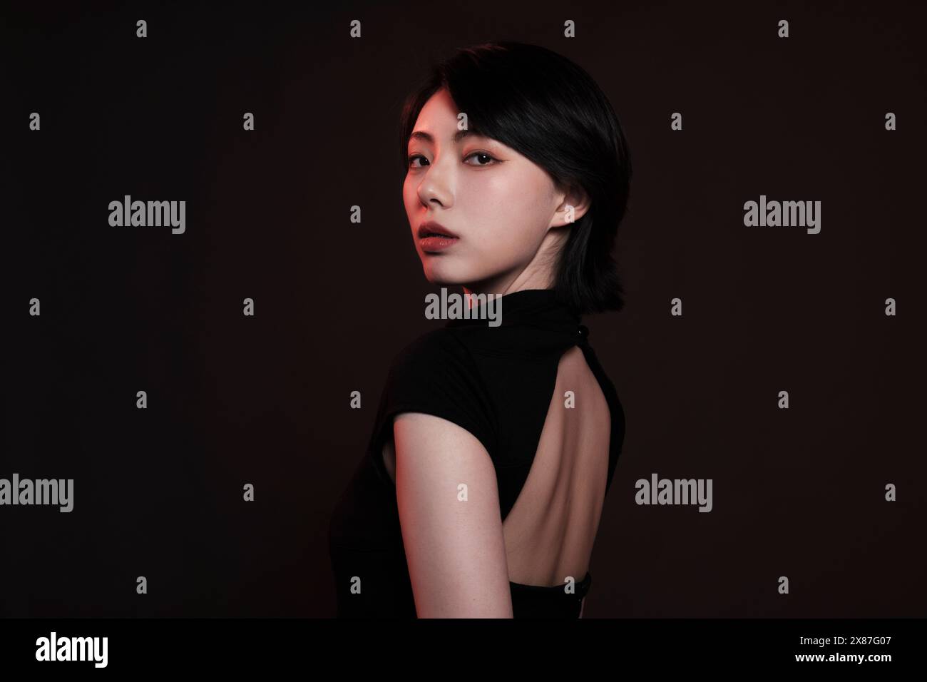 Bella donna in abito nero Foto Stock