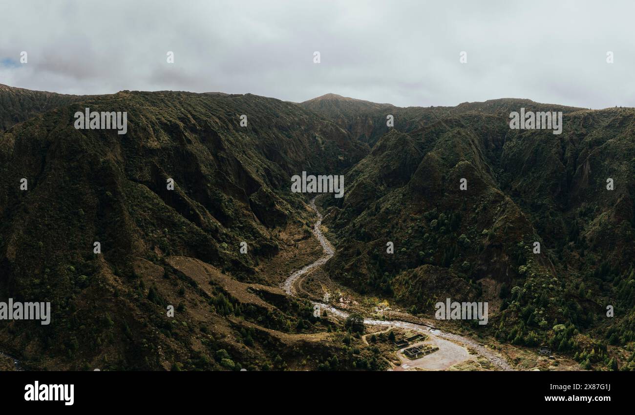 La cascata Lombadas tra le maestose montagne di San Miguel, Portogallo Foto Stock