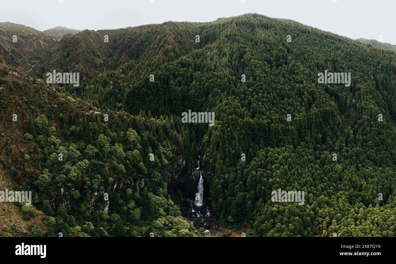Cascata das Lombadas con maestose montagne verdi a San Miguel, Portogallo Foto Stock