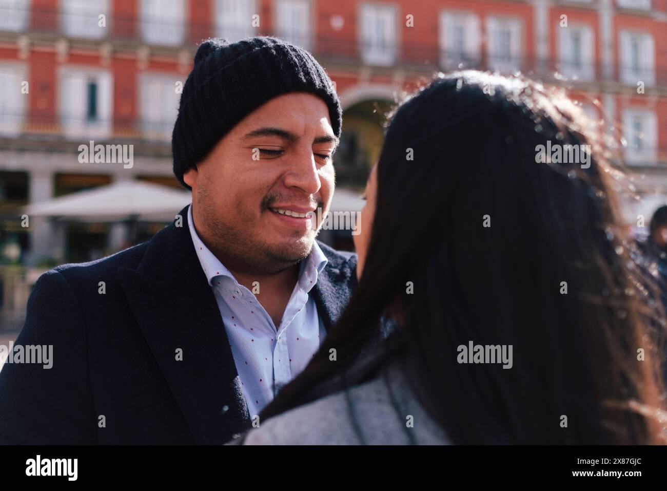 Uomo e donna felici insieme si divertono insieme davanti all'edificio Foto Stock